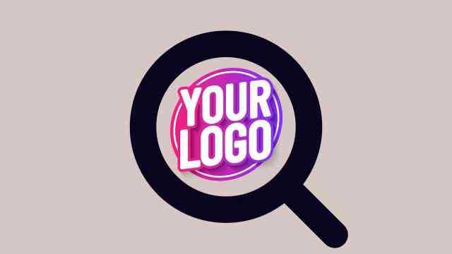 돋보기 검색 로고 템플릿, 핑크와 보라색 로고가 돋보기 안에 있는 디자인.