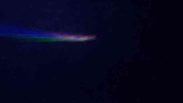 우주 글리치 로고 인트로 템플릿, 별이 빛나는 밤하늘 배경의 다색 혜성 꼬리 효과.